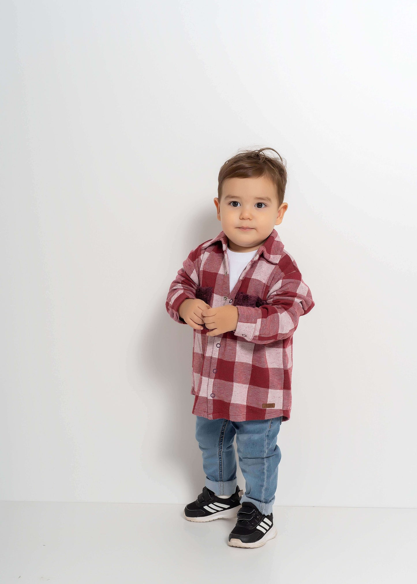 Çocuk ekoseli gömlek, kırmızı beyaz desen, günlük şık kombin, peluş cep detaylarıyla.