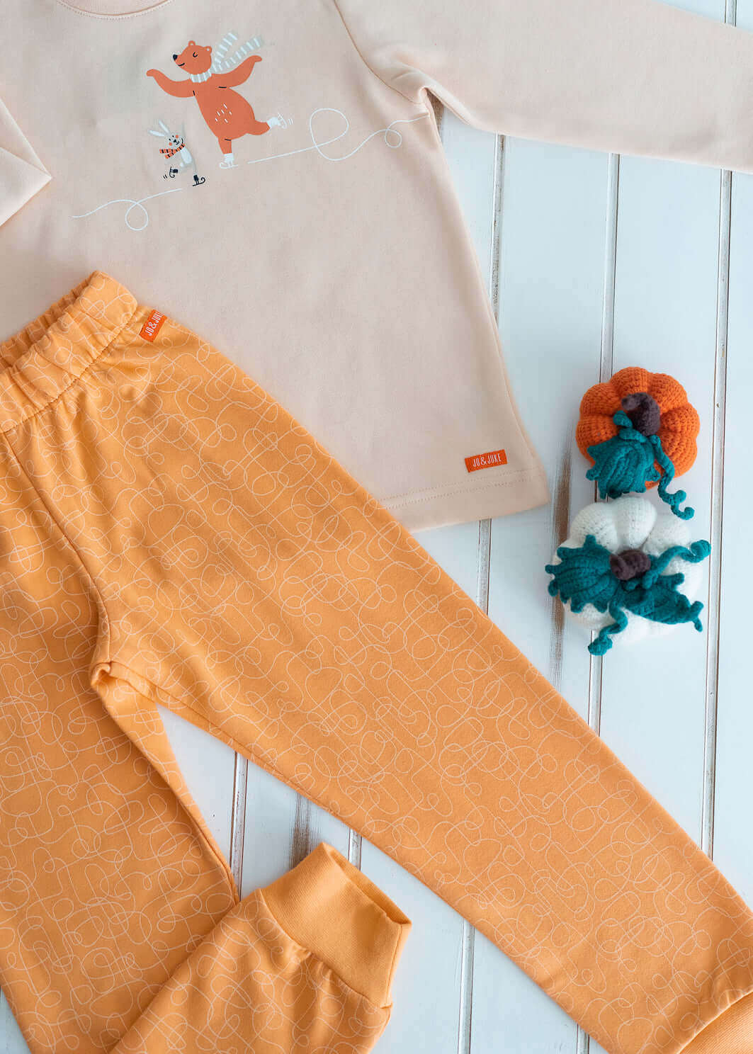 Çocuk ayıcık pijama takımı, sevimli ayıcık deseni ve yumuşak dokusuyla huzurlu bir uyku sağlar.