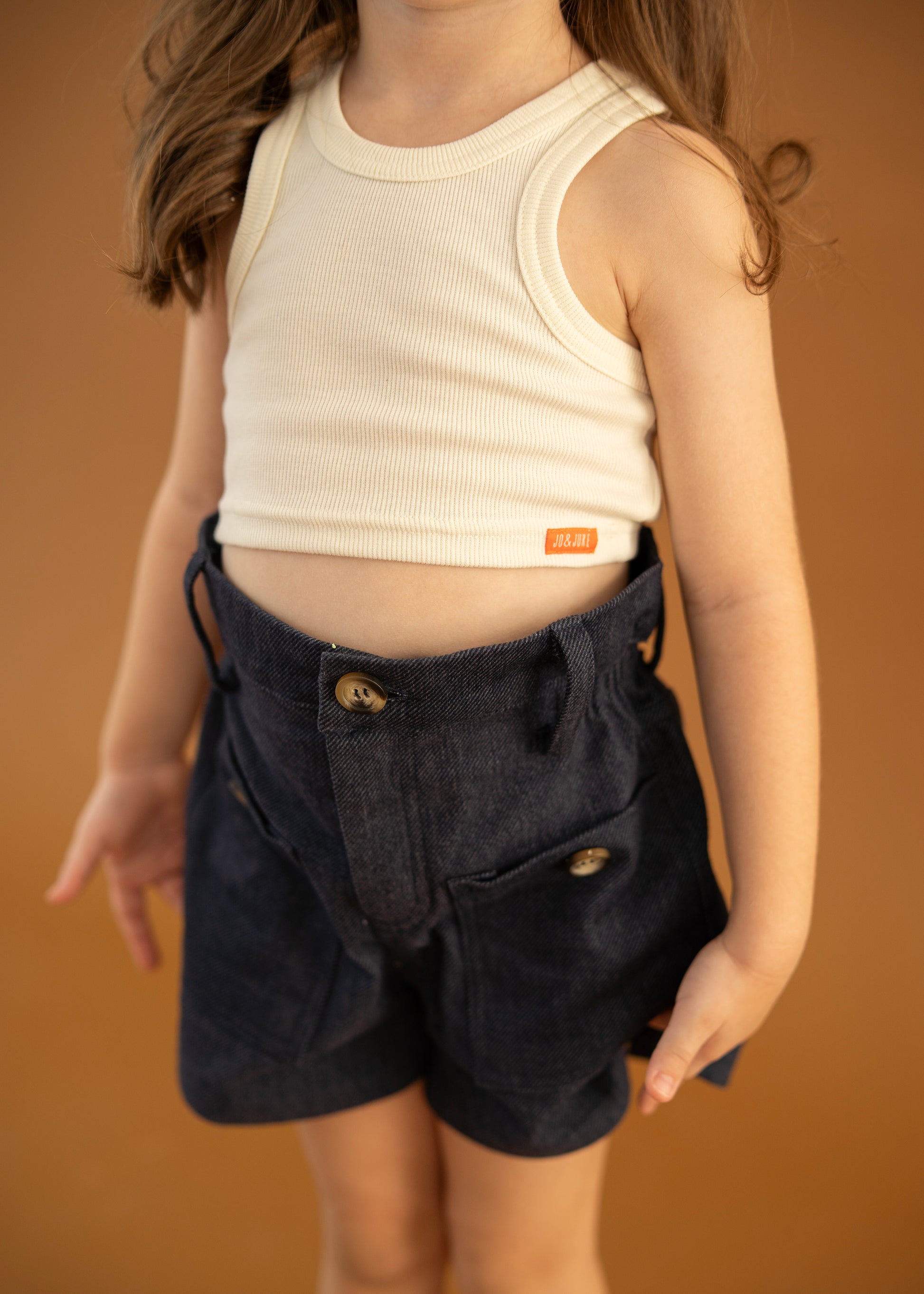 Çocuklar için yazlık crop t-shirt ve şort kombinasyonu, rahat hareket özgürlüğü sağlar.