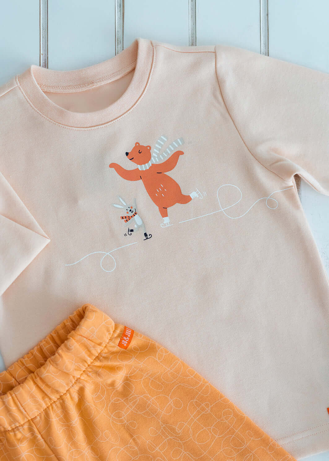 Çocuk ayıcık pijama takımı, yumuşak dokulu tişört ve şort, eğlenceli desenler.