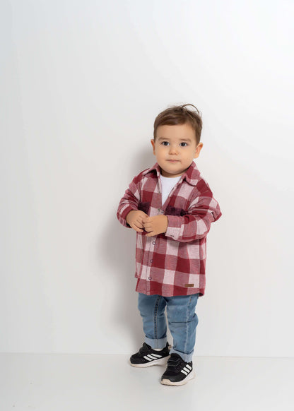 Çocuk ekoseli gömlek, kırmızı beyaz desen, günlük şık kombin, peluş cep detaylarıyla.
