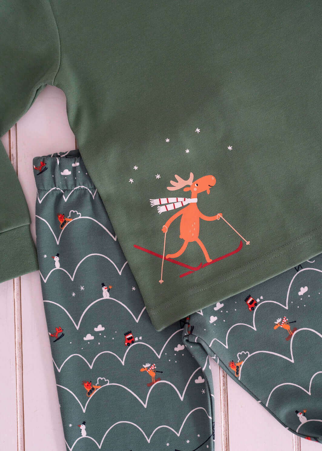 Geyikçik desenli çocuk geyikçik pijama takımı, sevimli geyik figürü ile çocuklar için rahat uyku seti.