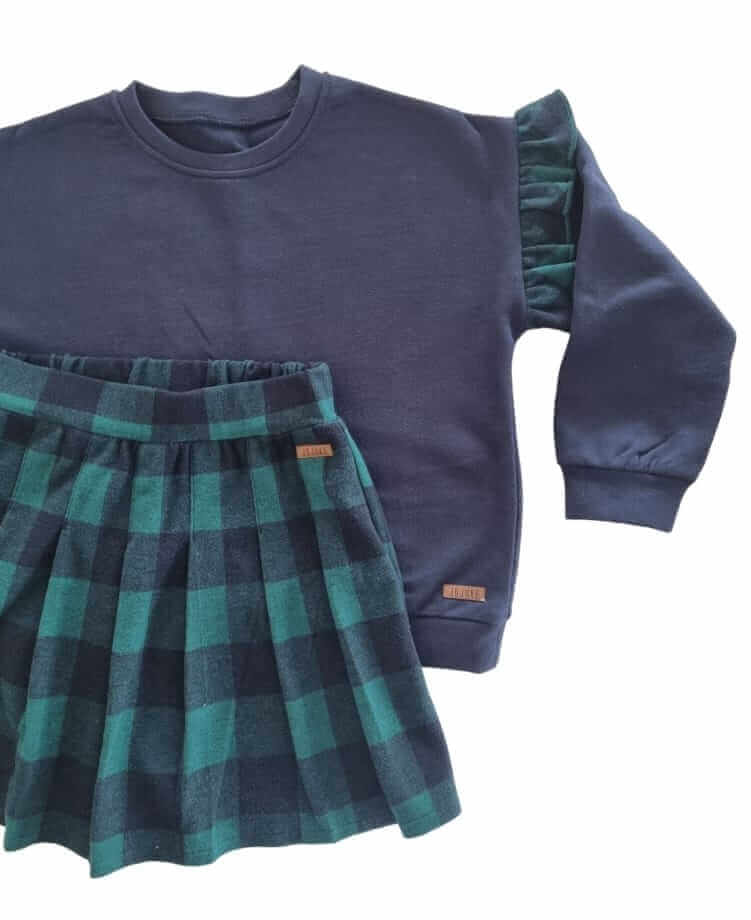 Lacivert Ekoseli Sweatshirt ve pileli yeşil ekoseli etek kombini, şıklığın ve rahatlığın birleşimi.