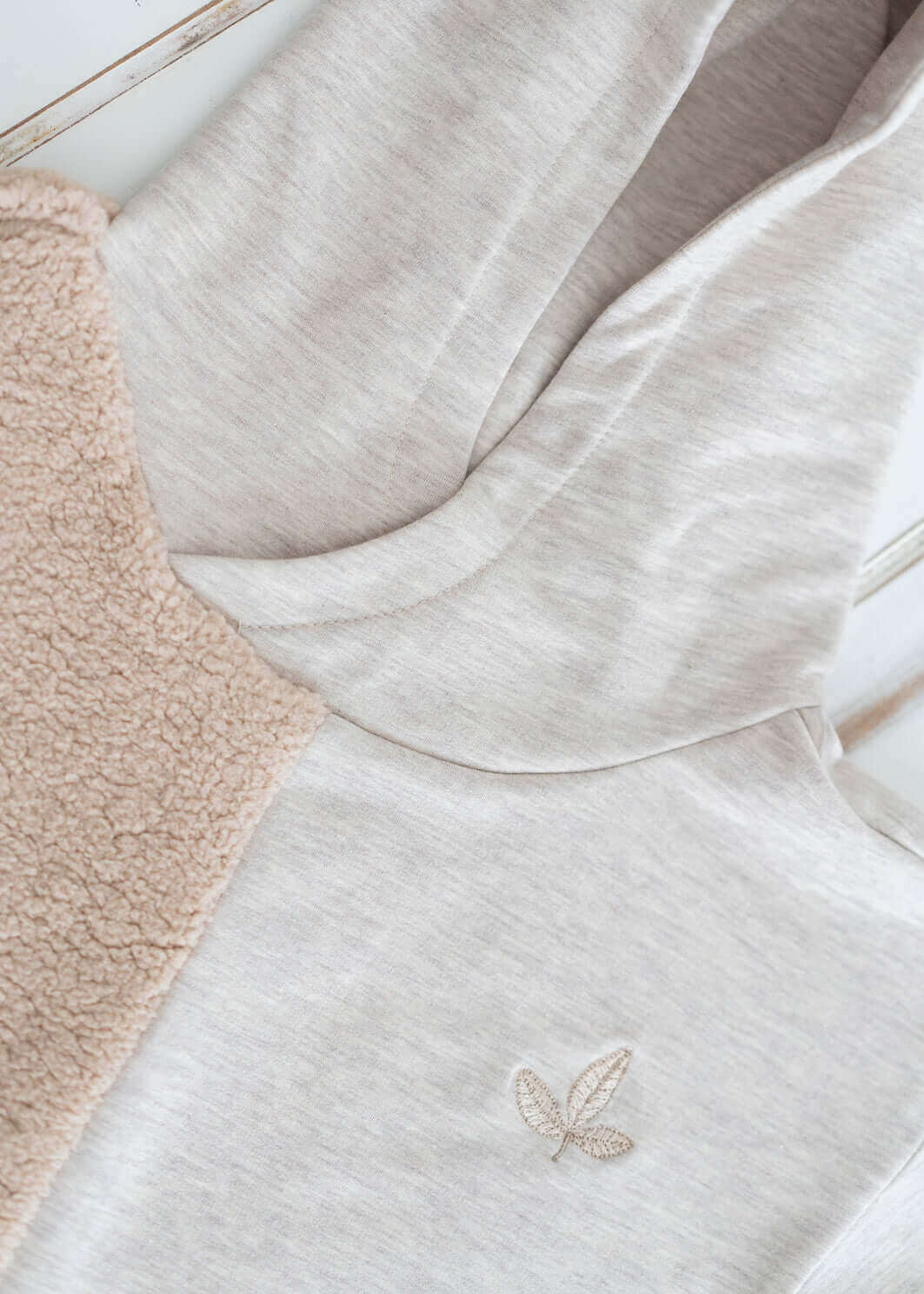 Organik pamuk teddy sweatshirt'un detayları ve yumuşak dokusu ile şık görünümü