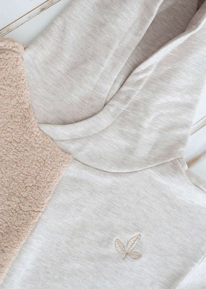 Organik pamuk teddy sweatshirt'un detayları ve yumuşak dokusu ile şık görünümü