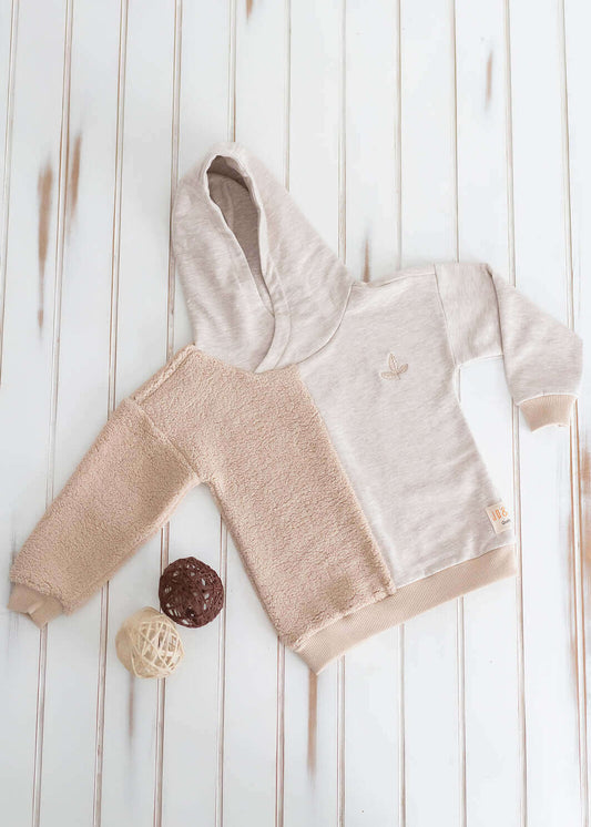Organik pamuk teddy sweatshirt, hafif ve rahat dokusu ile modern şıklığı yansıtır.