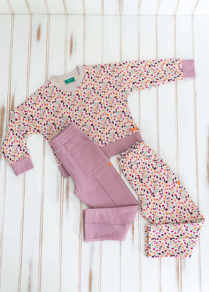 Pudra renkli çocuk pantolonu ve desenli sweatshirt, çocuklar için rahat ve şık kombin.