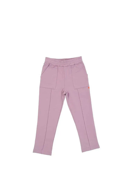 Pudra renkli çocuk pantolonu, sağlıklı ve organik kumaşlarla üretilmiş, rahat bir tasarım.