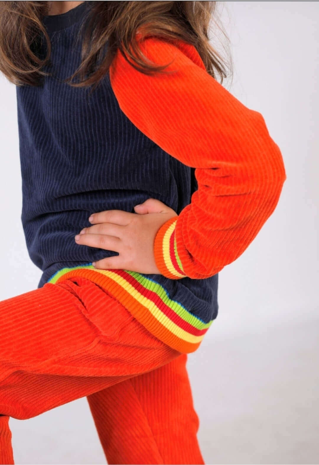 BamBam sweatshirt ile kız çocuk sweatshirt tarzında şık ve rahat bir görünüm.