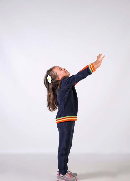 kız çocuk sweatshirt giymiş neşeli bir çocuk, eğitim ve oyun için mükemmel bir seçim.