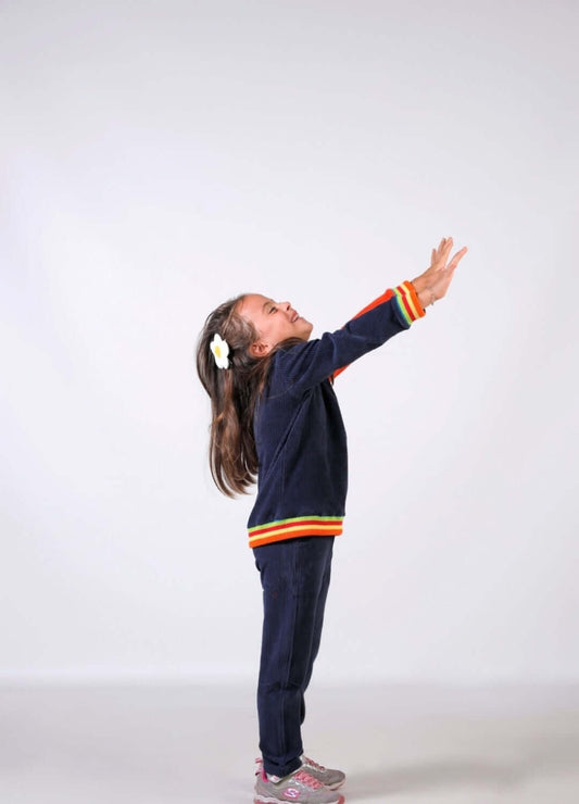 kız çocuk sweatshirt giymiş neşeli bir çocuk, eğitim ve oyun için mükemmel bir seçim.