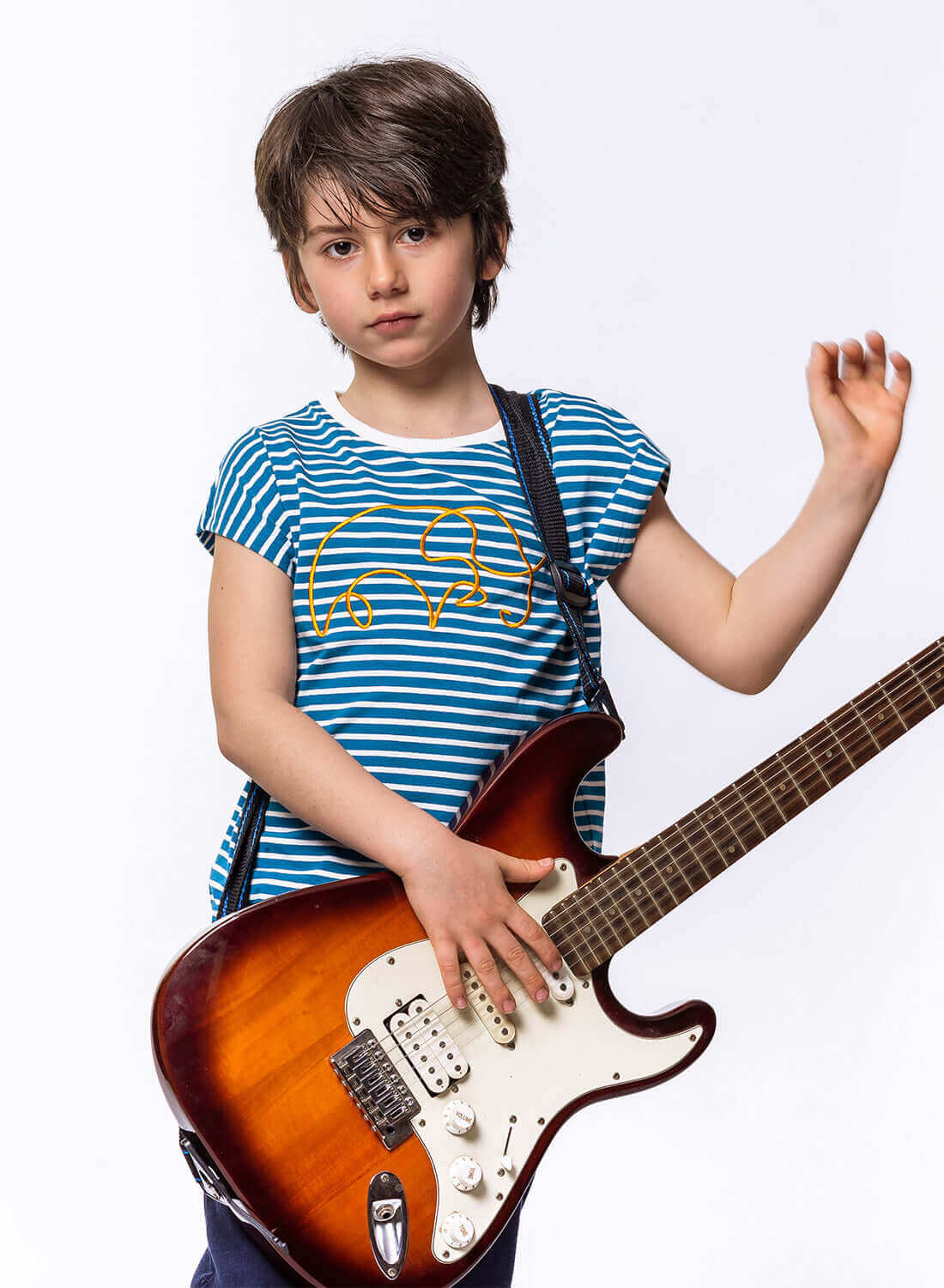 erkek çocuk derin mavi tişört giymiş gitar çalan çocuk, şık ve rahat görünüm