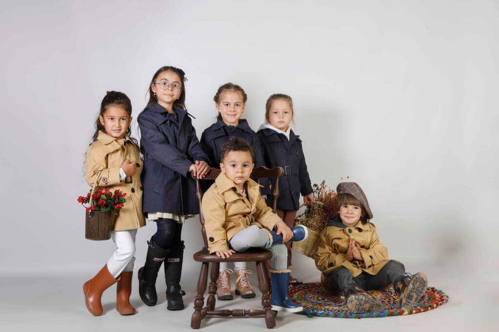 Çocuk trençkot giyen 6 çocuk, farklı renk ve stillerle şıklık sergiliyor.